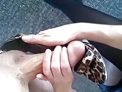 Cô gái Đánh giày kiêm