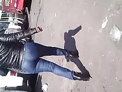 Trưởng thành trong quần Jean chặt chẽ