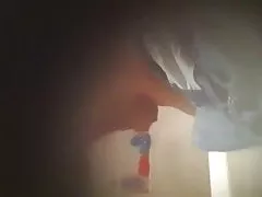 Mẹ chồng tắm vòi sen