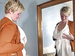 Sừng bà nội trợ Hà Lan chơi với đồ chơi của cô