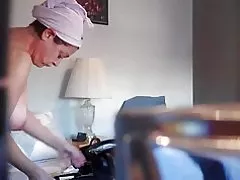 Dì khỏa thân ẩn cam