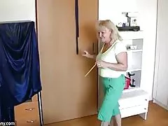 Oldnanny chubby trưởng thành với tuổi trưởng thành là chơi với pussy